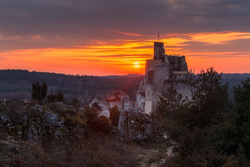 Mirów przy zachodzie słońca